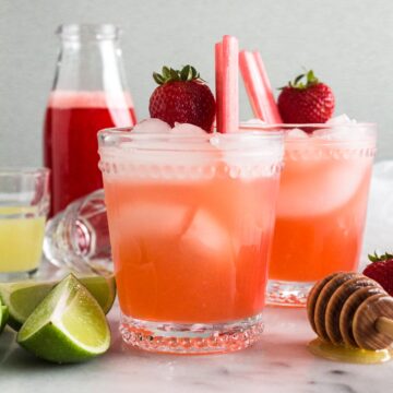 Margarita in a clear glass garnished with fresh fruit.